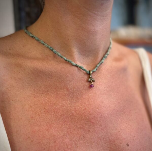 Collana in seta salvia con ciodolo