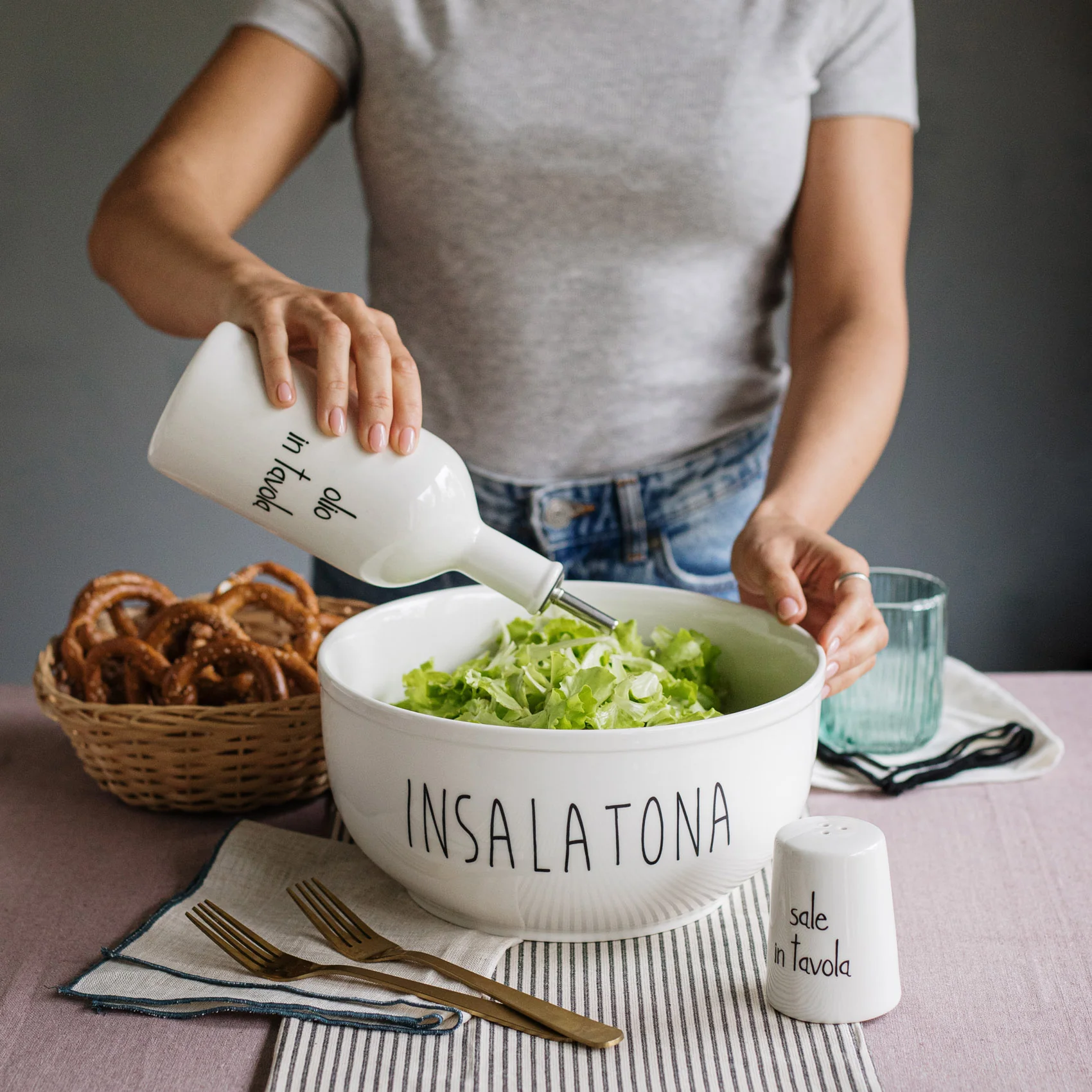 Ciotola con scritta nera e cuoricino rosso, realizzato in grès.
