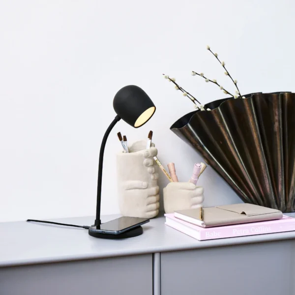 lampada nera su ripiano