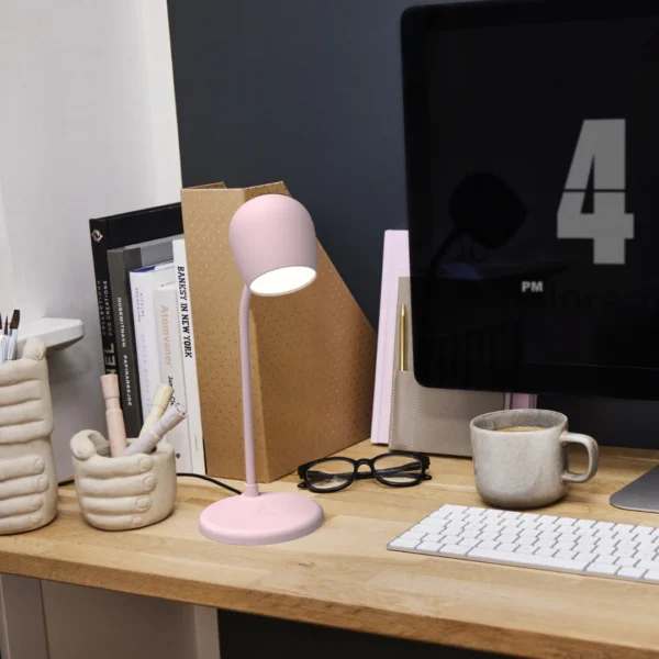 lampada rosa su scrivania