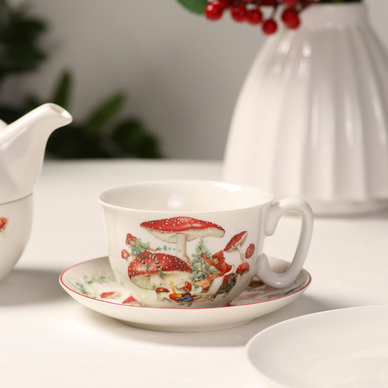 tazza con funghi ambientata