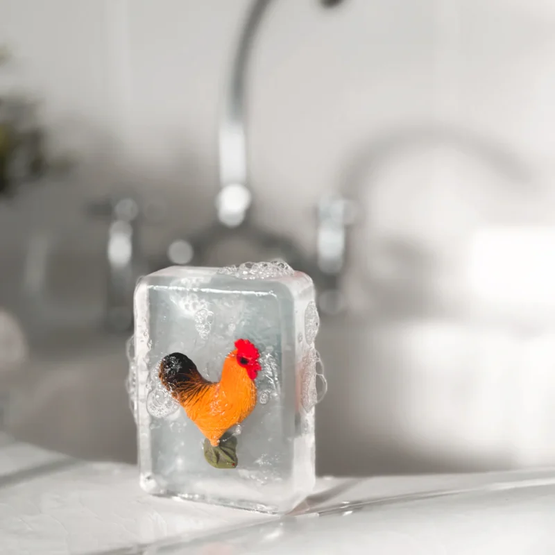 Sapone trasparente fatto a mano con statuetta di gallo