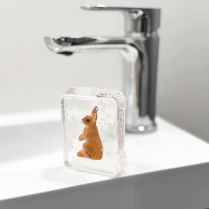 Sapone trasparente fatto a mano con statuetta di coniglio