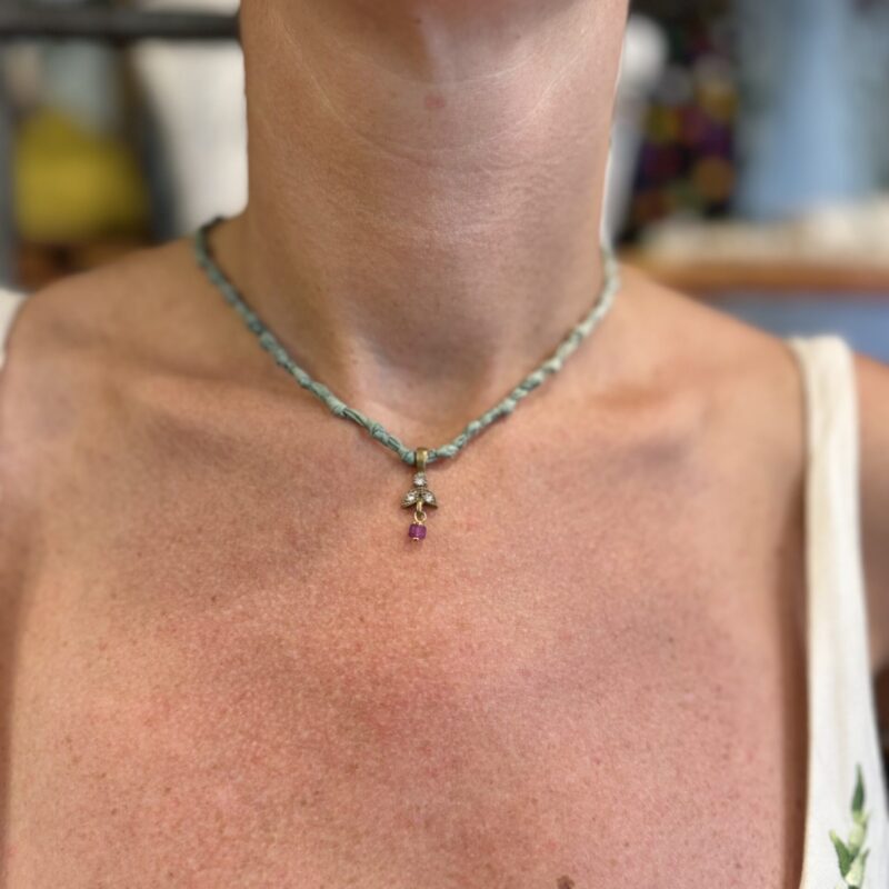 Collana in seta con ciodolo