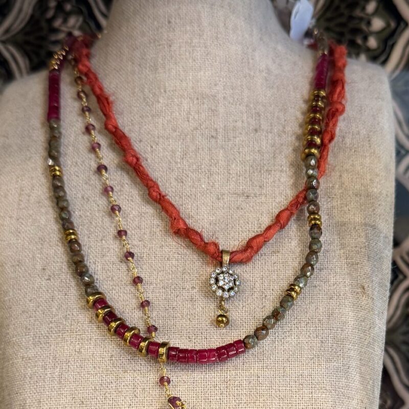 Collana in seta naturale con ciodolo di zirconi