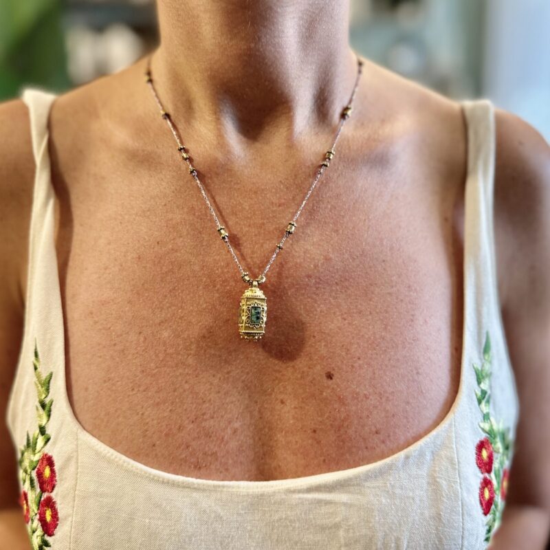 Collana con talismano cilindrico