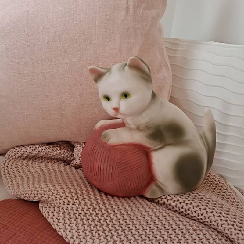 lampada gattino con gomitolo di lana