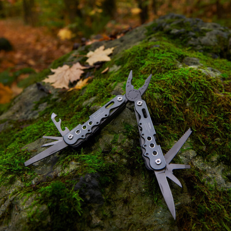 🔧 Multiutensile 10 in 1 in Acciaio Inossidabile chiuso su edera